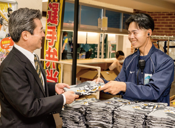 入場記念品プレゼントの様子